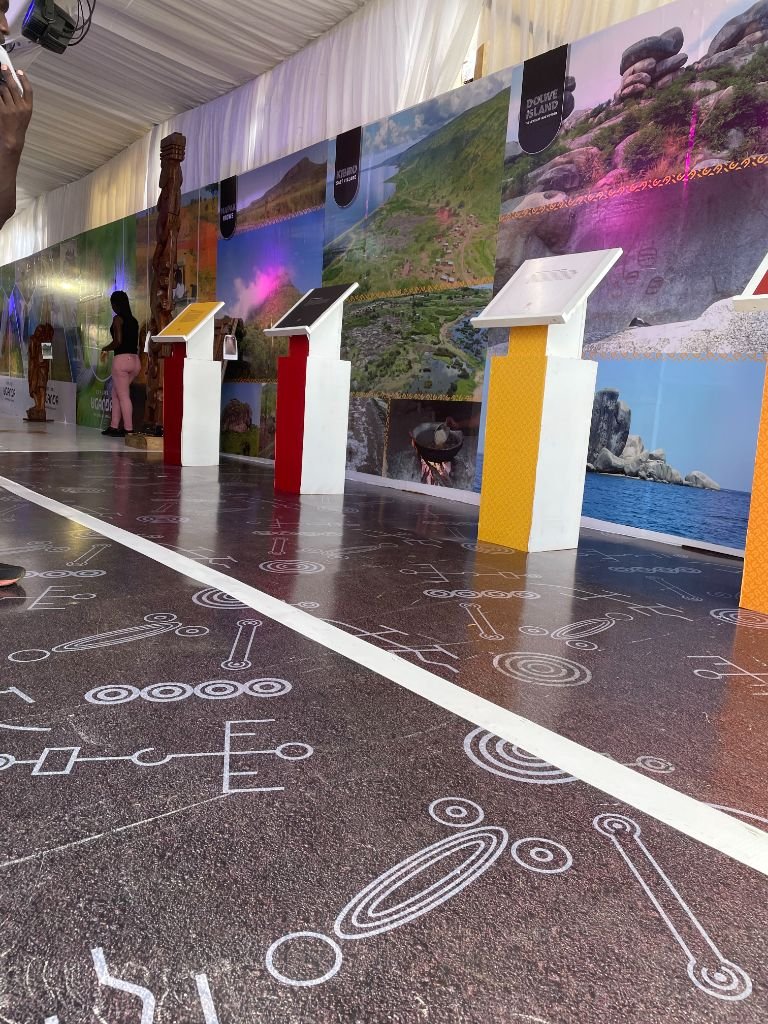 Destination kiosks with panoramic wall murals